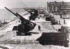 1944.-Anti-aircraft-guns-at-Grosvenor-Gardens-St-Leonards.